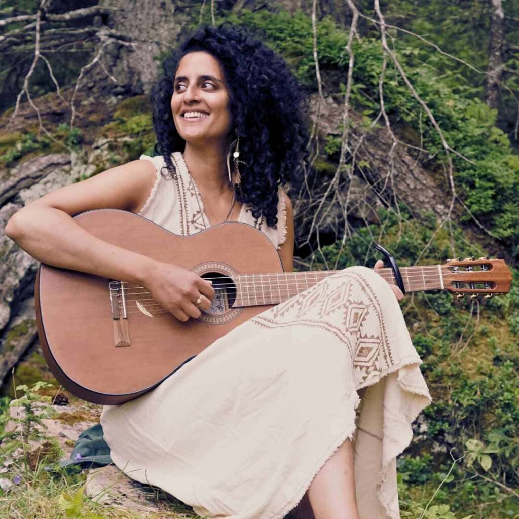 bodhi studio insta post Shirani Rose mit Gitarre in der Natur